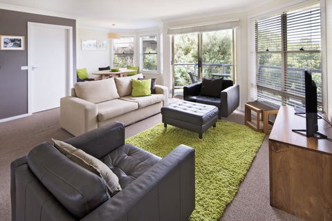 Caribou 3 - Modern & Spacious With Views Over Lake Jindabyne - Holiday Byron Bay 0