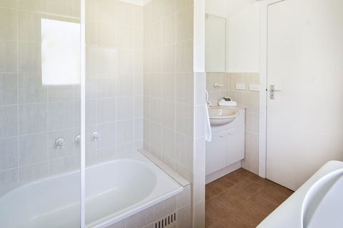 Caribou 3 - Modern & Spacious With Views Over Lake Jindabyne - Holiday Byron Bay 2