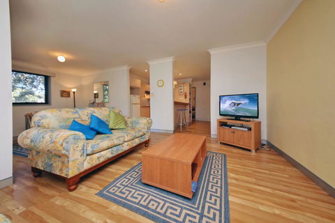 Carindale, Unit 24, 19 - 23 Dowling Street - Holiday Byron Bay 0