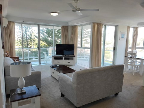 Carmel By The Sea - Holiday Byron Bay 1