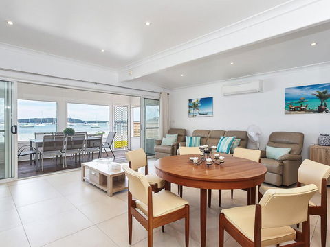 Casa Martins', 219 Foreshore Drive - Absolute Waterfront House - Holiday Byron Bay 2