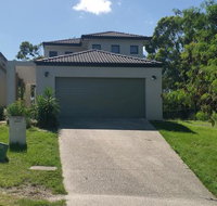 Central Gold Coast Large Modern Elevated House - Holiday Byron Bay