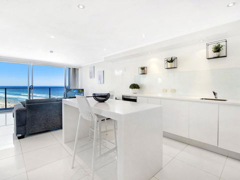 Central Surfers Paradise - Absolute Beachfront - Holiday Byron Bay 3