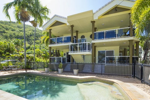 Champagne Apartment 1 - Holiday Byron Bay 1