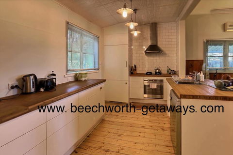 Cherry Blossom Cottage - Beechworth-Getaways - Holiday Byron Bay 1