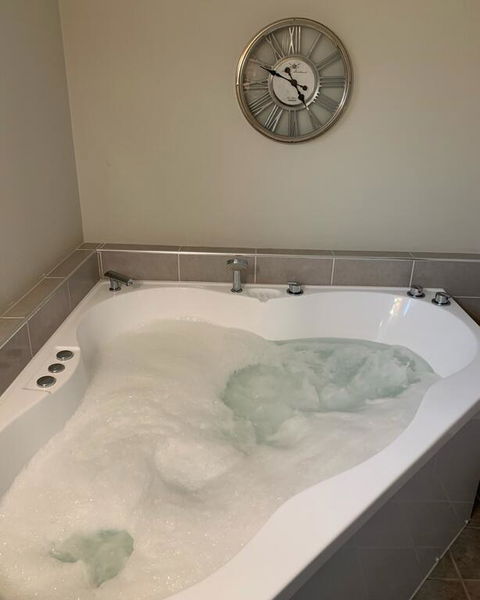 Churchill's B&B Twin Spa Getaway - Holiday Byron Bay 3
