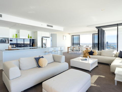Circle On Cavill 52nd Floor Spacious Skyhome Apartment - Holiday Byron Bay 1
