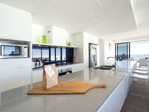 Circle On Cavill 52nd Floor Spacious Skyhome Apartment - Holiday Byron Bay 2