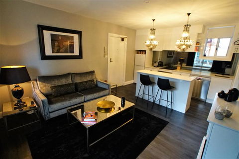 City Life Apartment-full Kitchen & Separate Bedroom - Holiday Byron Bay 1