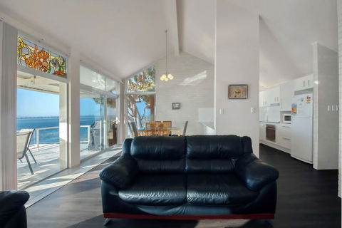 Classic View, 2/49 Victoria Parade - Holiday Byron Bay 0