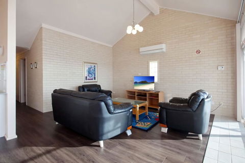 Classic View, 2/49 Victoria Parade - Holiday Byron Bay 1