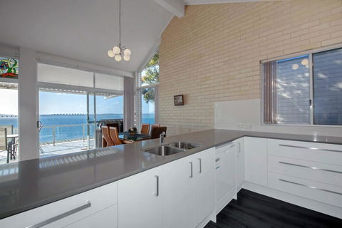 Classic View, 2/49 Victoria Parade - Holiday Byron Bay 3