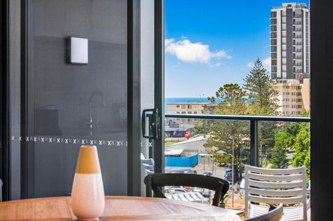 Coastal Apartment With Balcony, Parking And Pool - Holiday Byron Bay 2
