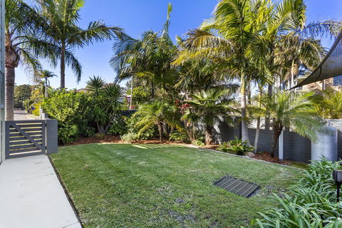 COCONUTS - Holiday Byron Bay 1