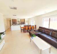 Comfortable 5BR House 6mins to Werribee Station.Great Ocean Road tourist stopover - Holiday Byron Bay