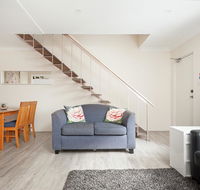 Comfy  Convenient  Homebush West 300 steps train - Holiday Byron Bay