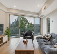 Convenient Apartment - 1 Min Walk To Train - Holiday Byron Bay
