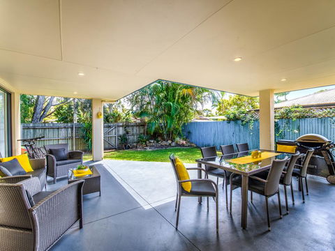 Coolum Waves Pet Friendly Holiday House - Holiday Byron Bay 1