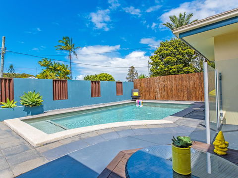 Coolum Waves Pet Friendly Holiday House - Holiday Byron Bay 0
