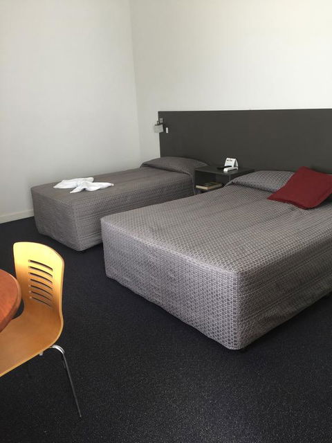 Country Roads Motor Inn Dysart - Holiday Byron Bay 3