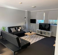 Cozy 3BR Townhouse in Liverpool CBD with parking - Holiday Byron Bay