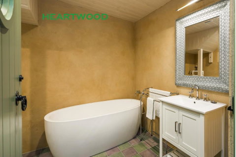 Crafers Cottages - Holiday Byron Bay 0