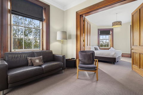 Cromwell Apartment - 3 Red Doors Battery Point - Holiday Byron Bay 1