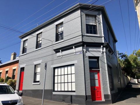 Cromwell Apartment - 3 Red Doors Battery Point - Holiday Byron Bay 0