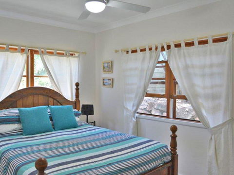 Cuddles Cottage' 4 Christmas Bush Avenue - Pet Friendly Holiday House Near Dutchies - Holiday Byron Bay 3