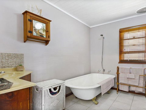 Cudgee - Quaint Cottage With Separate Cabin - Holiday Byron Bay 3