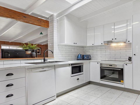 Cudgee - Quaint Cottage With Separate Cabin - Holiday Byron Bay 2