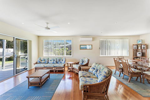 Danalene Parade, 1/25 - Holiday Byron Bay 2