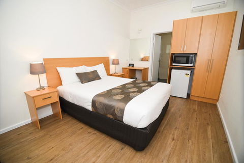 Dandenong Motel - Holiday Byron Bay 0