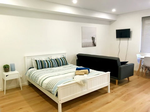 Darling Harbour And Fish Market: Brand New Studio - Holiday Byron Bay 0