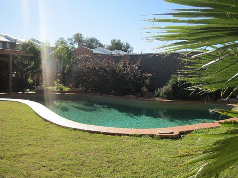 Desert Rose Inn Alice Springs - Holiday Byron Bay 1