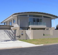 Dew on Lakeview Street - Holiday Byron Bay