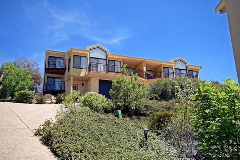 Dromaius 5 - Great Views Of The Snowy Mountains - Holiday Byron Bay 0