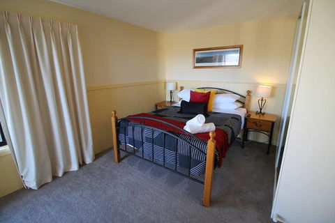 Dromaius 5 - Great Views Of The Snowy Mountains - Holiday Byron Bay 1