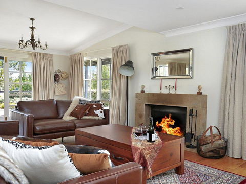 Duncraig House - Open Fireplace, Spa, Pet Friendly - Holiday Byron Bay 1