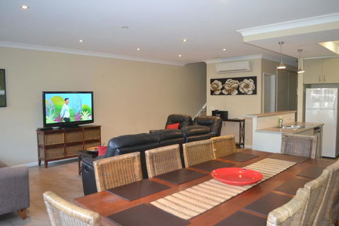 ELSINOR Townhouse 4 Mulwala - Holiday Byron Bay 3