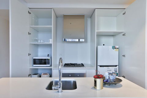 EQ TOWER Melbourne CBD APT - Holiday Byron Bay 2