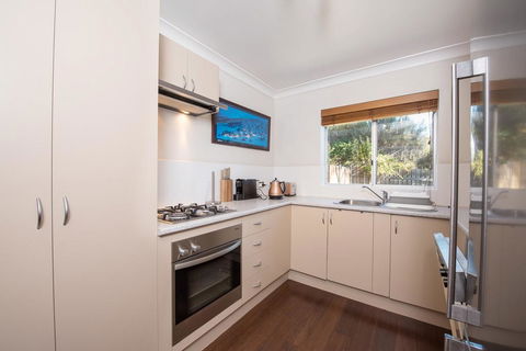 Erulisse-Spacious Townhouse With Magical Lake Views - Holiday Byron Bay 3