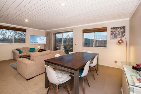 Erulisse-Spacious Townhouse With Magical Lake Views - Holiday Byron Bay 1