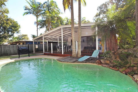 FABULOUS HOLIDAY HIDEAWAY - COOLUM BEACH - Holiday Byron Bay 0