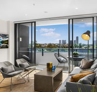 Family Unit with Parking Balcony Pool near Beach - Holiday Byron Bay