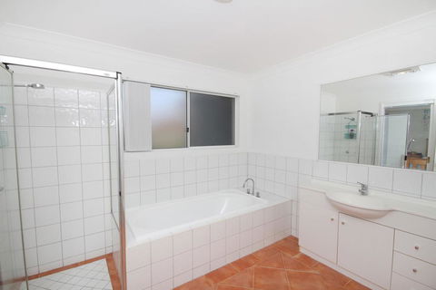 FANTASTIC HOLIDAY UNIT IN A PERFECT LOCATION - Holiday Byron Bay 1