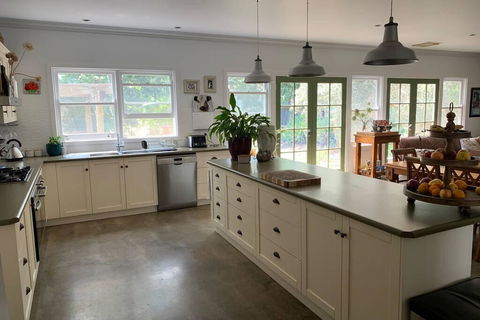 Farm House At The Gateway To The King Valley - Holiday Byron Bay 3
