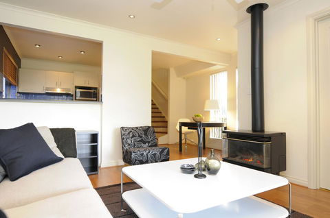 Feathers Serviced Townhouse - Holiday Byron Bay 1