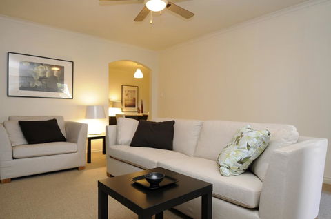 Feathers Serviced Townhouse - Holiday Byron Bay 3