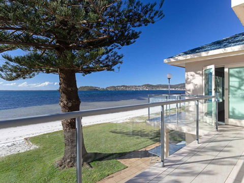 Filoli', 91 Foreshore Drive - Huge Waterfront Home - Holiday Byron Bay 0